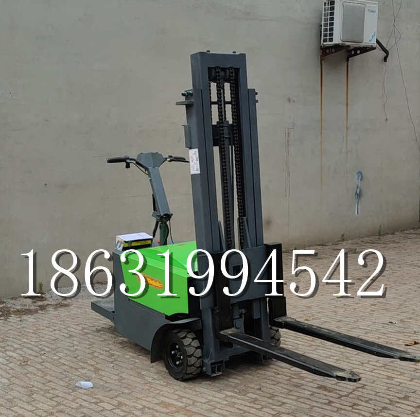 巴彦县优程全电动叉车插腿式堆高车液压装卸车1.5吨升高小型站驾式铲车